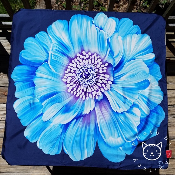 Oscar de la Renta Accessories - O Oscar De La Renta Blue Flower Silk Scarf